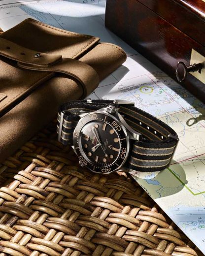 Omega 007*** Edition Seamaster Diver 300M 42 mm, titan på NATO-band 210.92.42.20.01.001 - Bild 3
