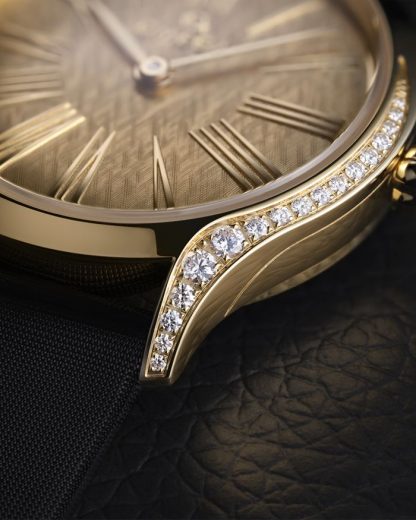 Omega De Ville Mini Trésor 26 mm, Moonshine™ guld på tygband 428.57.26.60.99.001 - Bild 4