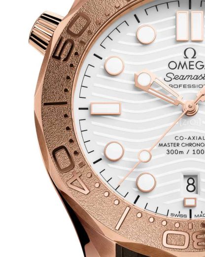 Omega New Seamaster Diver 300M 42 mm, Sedna™ guld på gummiband 210.52.42.20.04.001 - Bild 3