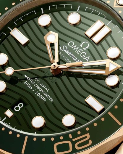 Omega Seamaster Diver 300M 42 mm, Moonshine™ guld på gummirem 210.62.42.20.10.001 - Bild 4