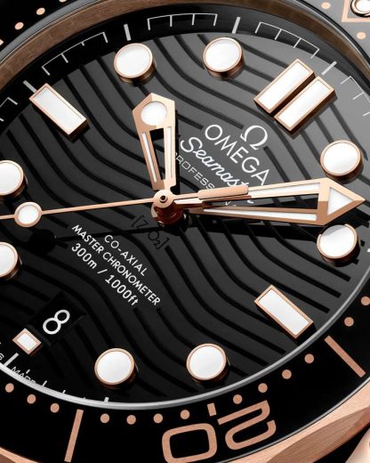 Omega Seamaster Diver 300M 42 mm, Sedna™-guld på gummiband 210.62.42.20.01.002 - Bild 4