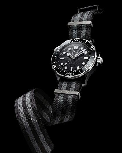 Omega Seamaster Diver 300M 43,5 mm, svart keramik på NATO-band 210.92.44.20.01.002 - Bild 3