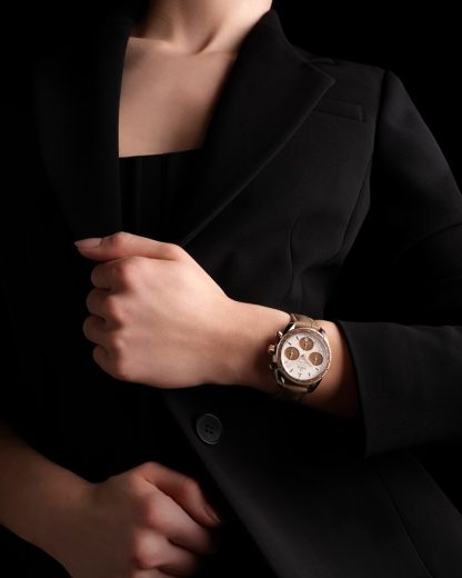 Omega Speedmaster 38 38 mm, stål - Sedna™ guld på läderrem 324.23.38.50.02.002 - Bild 2